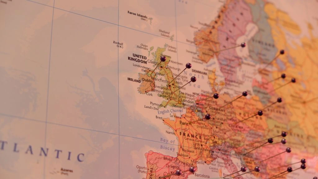 Flat-vector map showing five SuperZabor depots and 72-hour delivery radii across Europe